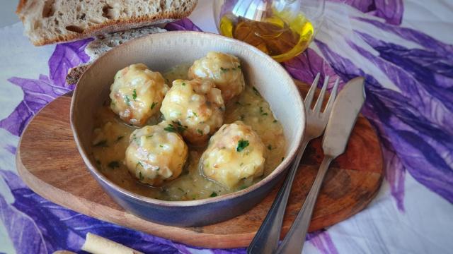 Albóndigas de merluza en salsa verde, un clásico de la gastronomía del norte de España