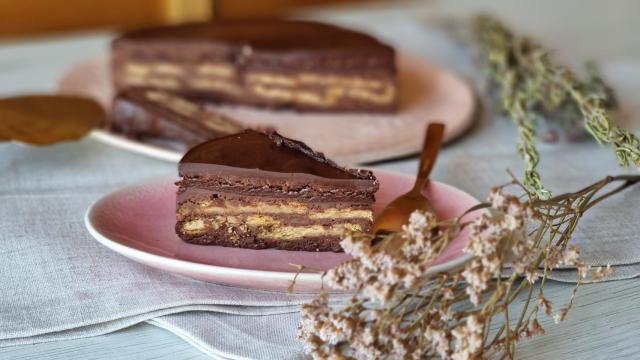 Tarta de la abuela de galletas y chocolate, el pastel que no puede faltar en ningún cumpleaños