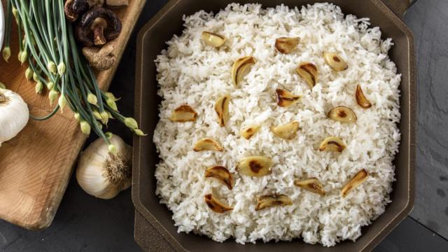 Arroz al ajillo, el plato que puede destronar a la paella.