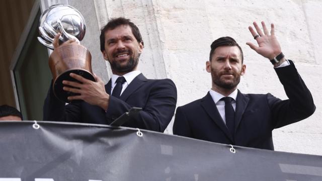 Sergio Llull y Rudy Fernández brindan a la afición del Real Madrid la Liga Endesa 2021/2022