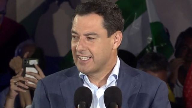 Juanma Moreno celebra con sus seguidores el triunfo electoral del 19-J en Andalucía.