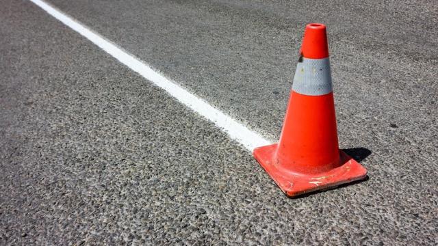 Cierran al tráfico una rotonda de Cuenca por deformaciones en el pavimento