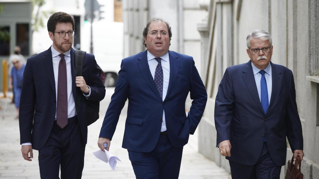 Alberto Casero, en el centro, a su llegada al Tribunal Supremo para declarar el 20 de junio de 2022/