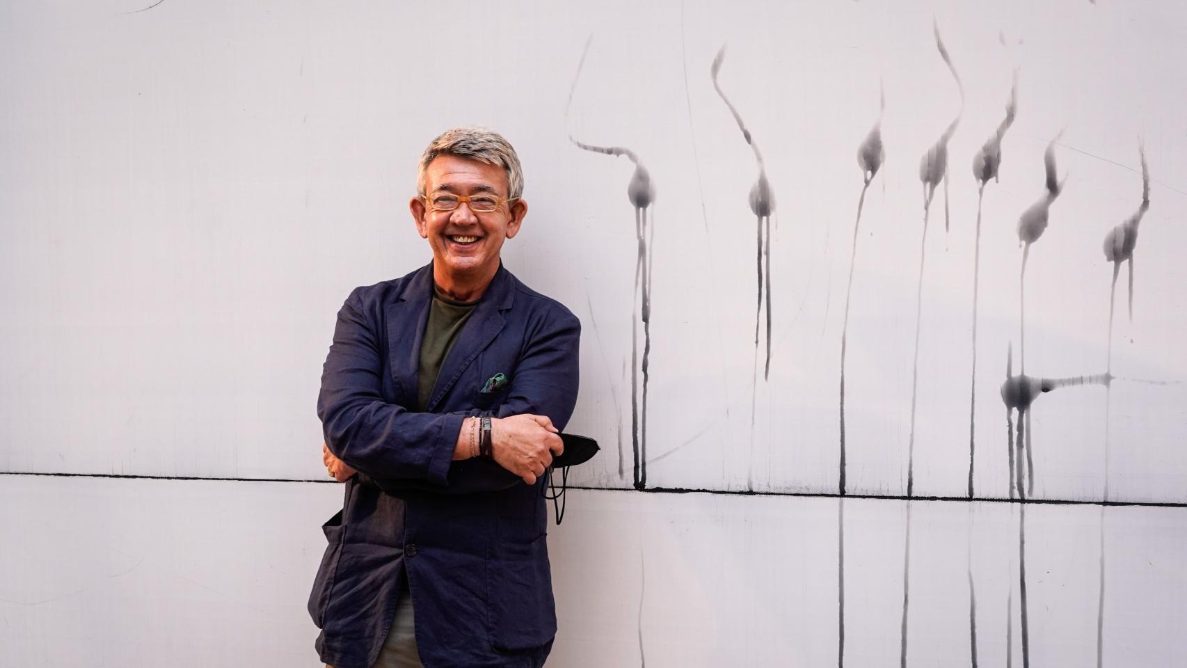 El periodista y escritor Guillermo Busutil posa junto a unas pinturas de Miquel Barceló.