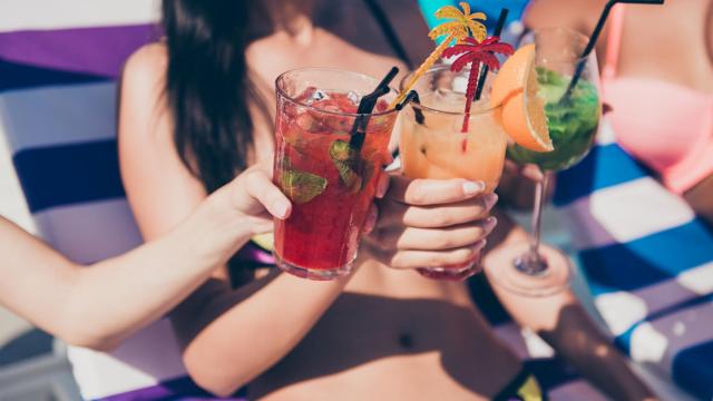Tres cócteles que disfrutan tres amigas en la piscina.