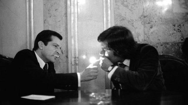 Adolfo Suárez y Felipe González, fumando en el Congreso.