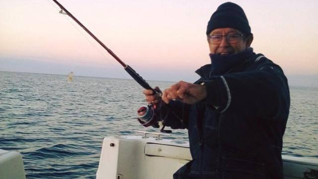 Ángel pescando meses antes de aparecer los primeros síntomas de la ELA.