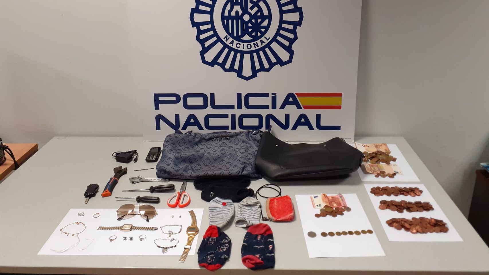 Material incautado a las detenidas.