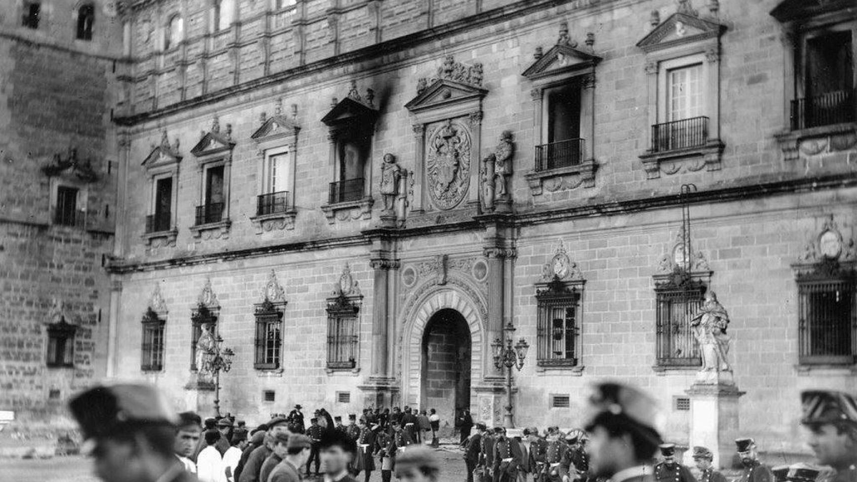 Incendio en el Alcázar en 1887. Fotografía de Juan Comba, archivo Monasor, publicada por Toledo Olvidado en Twitter.