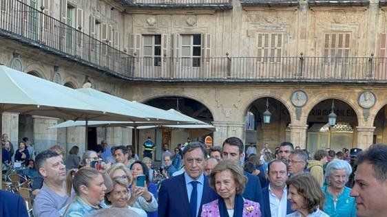 El alcalde de Salamanca acompaña a las reinas en su paseo por la Plaza Mayor