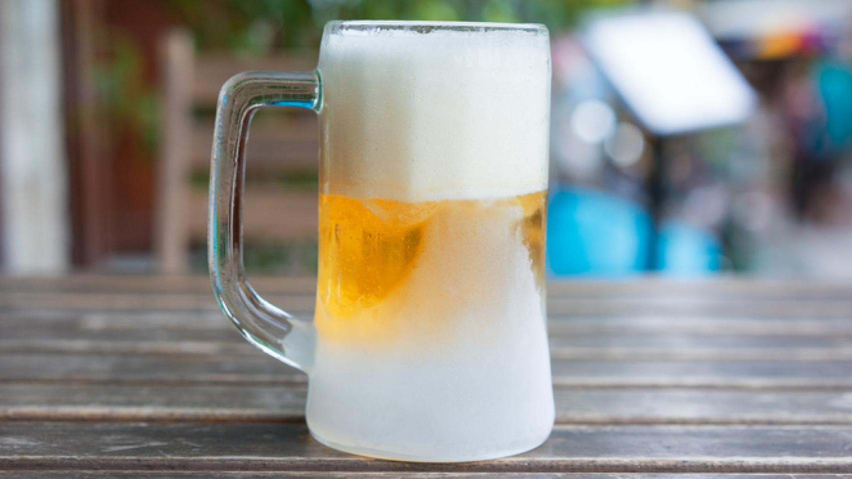 Di no a la cerveza en jarra helada.