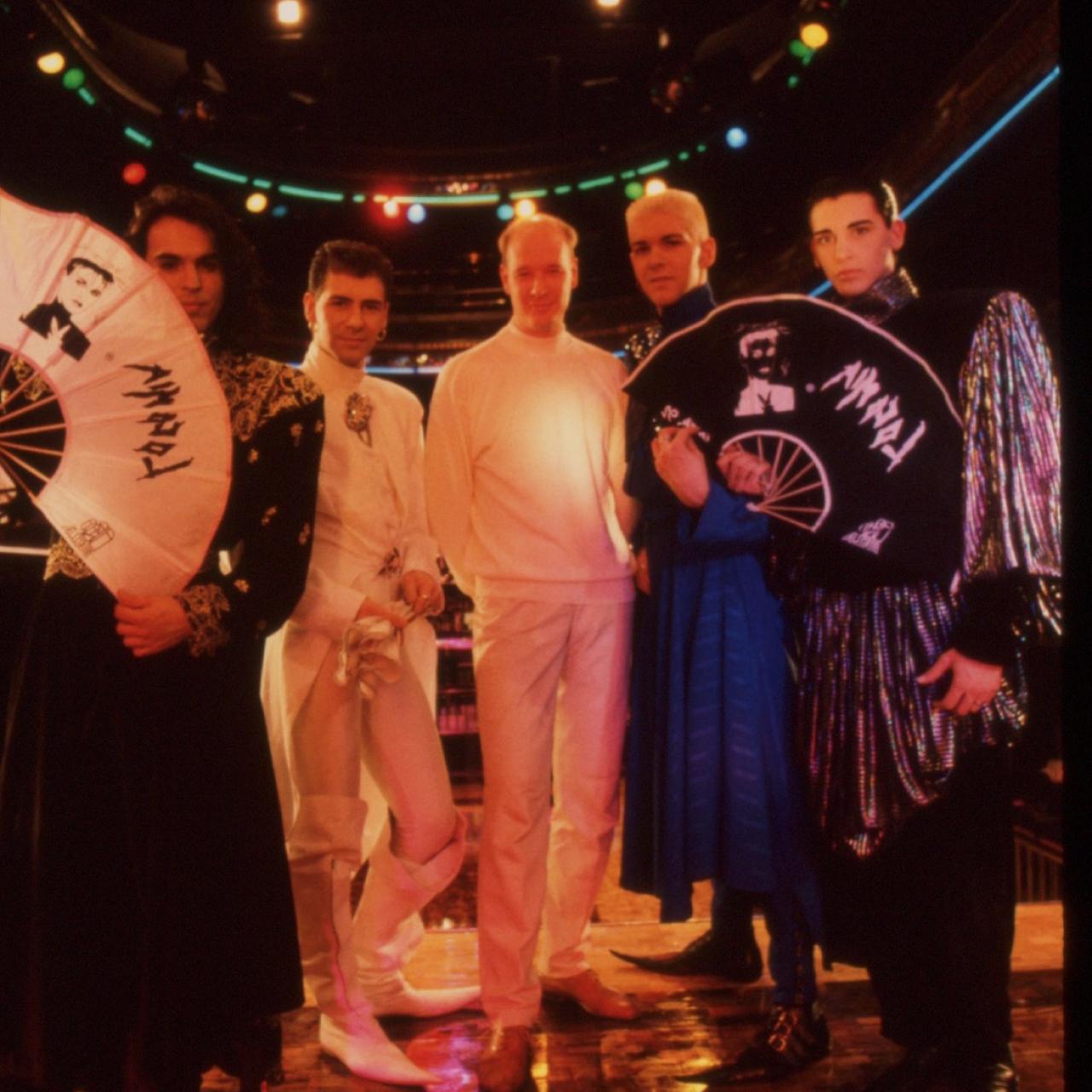 Los miembros originales de Locomía junto con su productor, José Luis Gil.