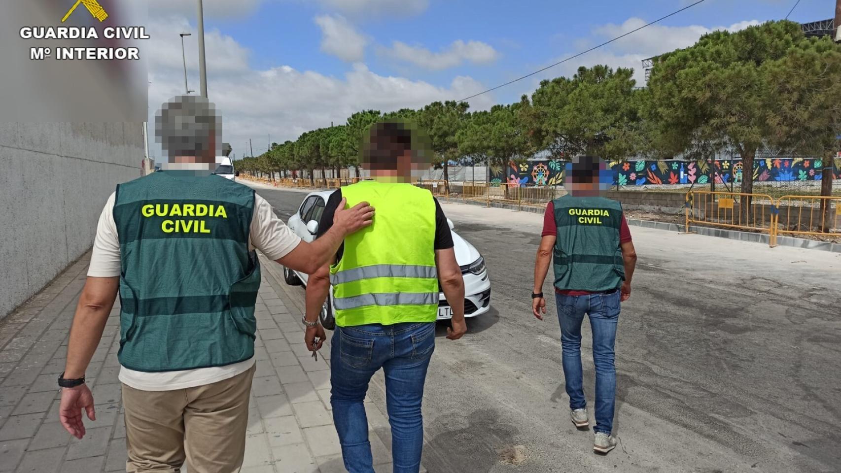 Momento de la detención, en una imagen cedida por la Guardia Civil.