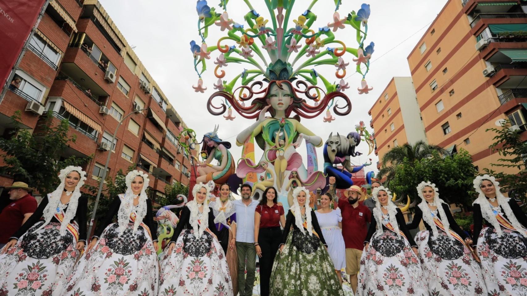 La Bellea del Foc Marina Niceto y sus damas de honor junto a las autoridades en su visita a la Hoguera ganadora.