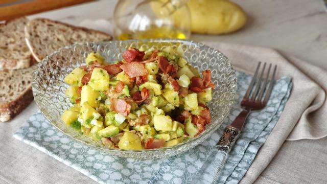 Ensalada de patata con bacon y aguacate, una receta rápida y completa para los días de calor