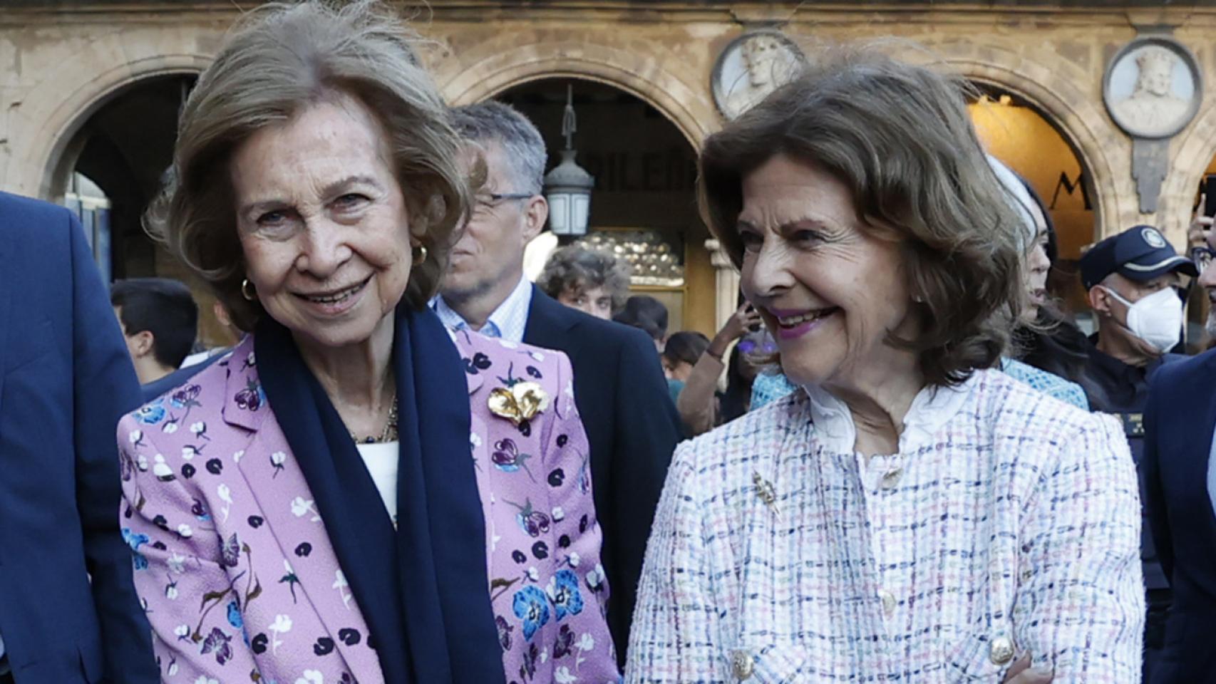 La reina emérita y la esposa de Carlos Gustavo de Suecia a su llegada a la Plaza Mayor de Salamanca.