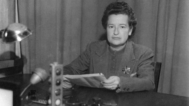 Carmen Conde en Radio Nacional hablando sobre la inauguración del VII Curso para extranjeros. Madrid, 15 de abril de 1948.