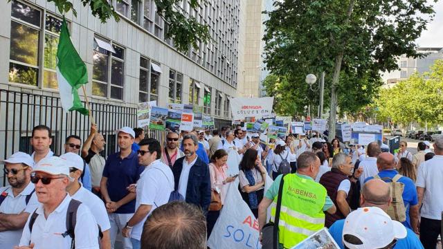 Trabajadores de Abengoa se manifiestan en la SEPI.