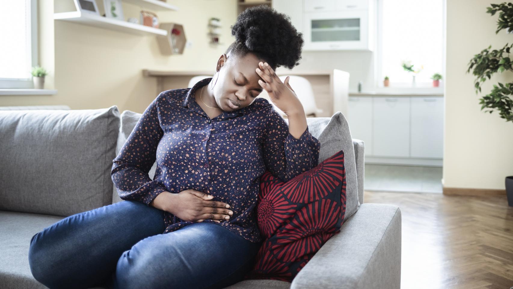 Una mujer con problemas gastrointestinales.
