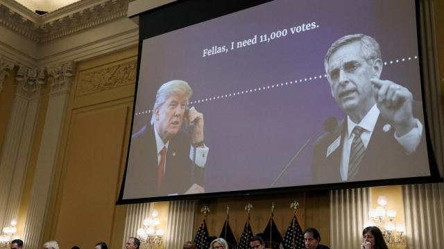 El Comité del 6 de enero escucha un audio entre el presidente Donald Trump y el secretario de Estado de Georgia, Brad Raffensperger.