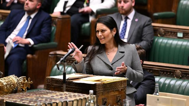 La ministra del Interior de Gran Bretaña, Priti Patel , habla durante una declaración sobre la Asociación de Migración y Desarrollo Económico con Ruanda en Londres