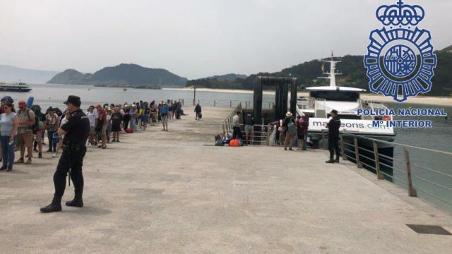 Agentes vigilando el desembarco de pasajeros en las Islas Cíes