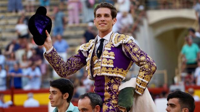 Ginés Marín, el primer diestro en salir a hombros de Alicante en la Feria de Hogueras.