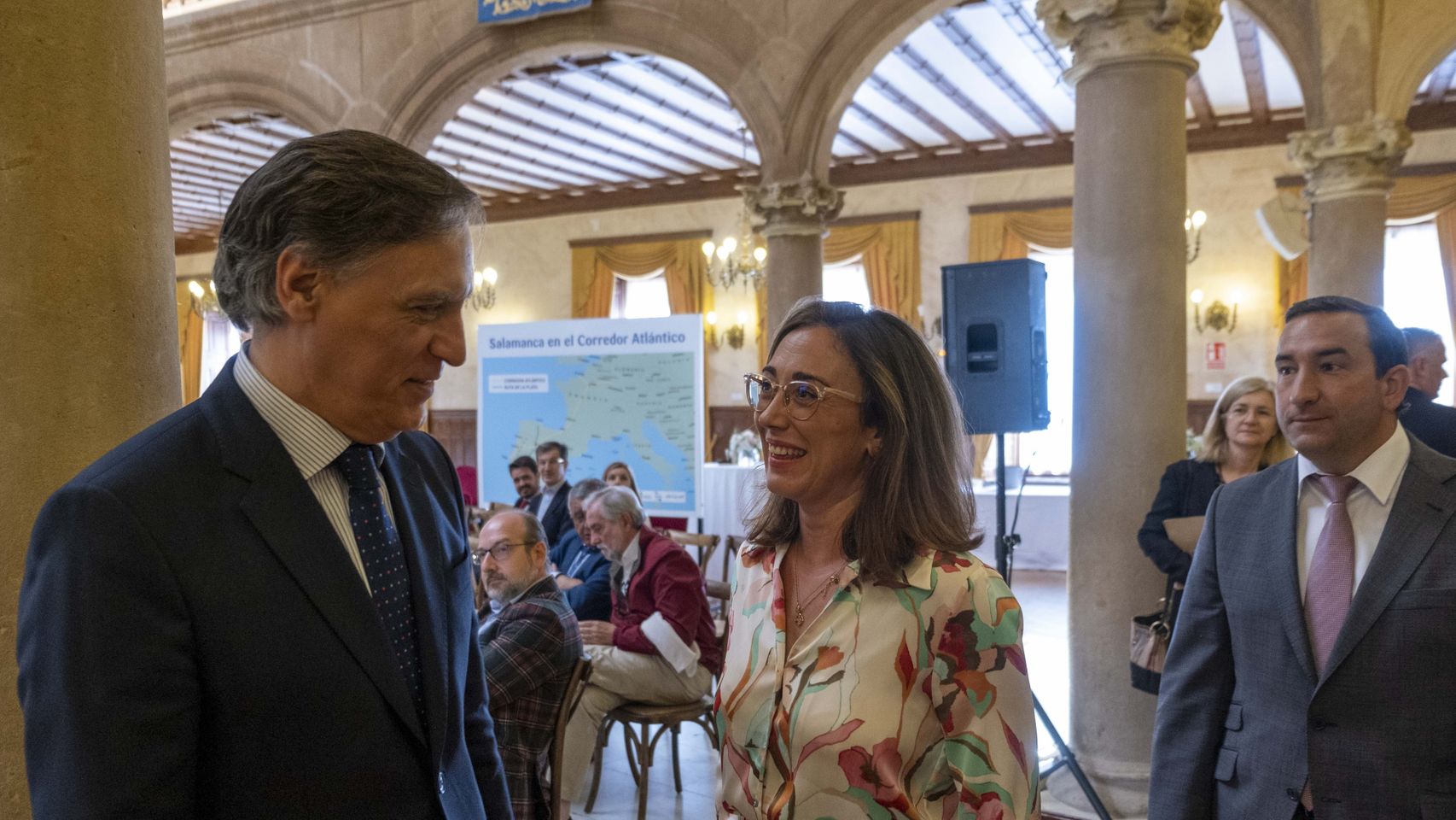 La consejera de Movilidad y Transformación Digital, María González Corral, junto al alcalde de Salamanca, Carlos García Carbayo