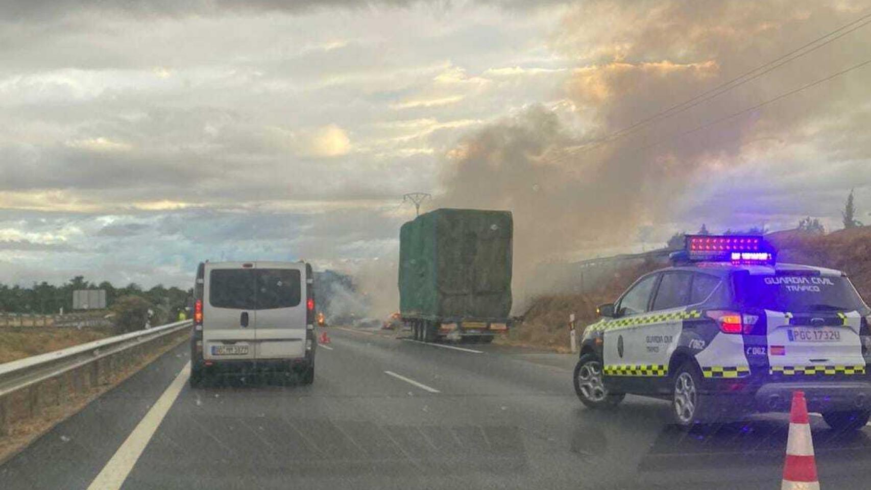 Imagen del camión ardiendo en la A-62