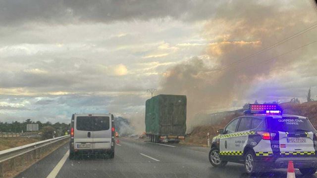 Imagen del camión ardiendo en la A-62