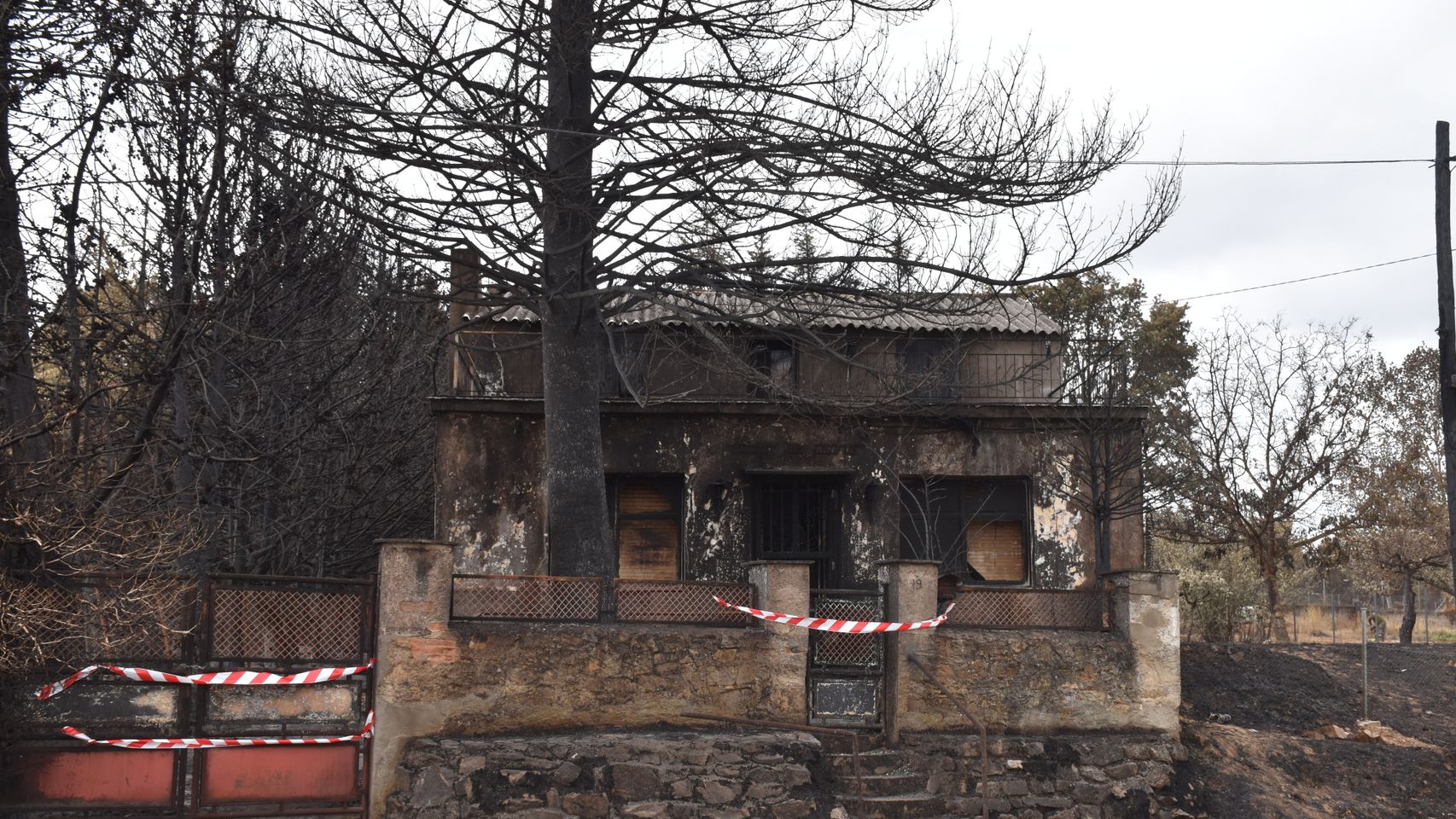Vivienda quemada tras el incendio en la Sierra de la Culebra