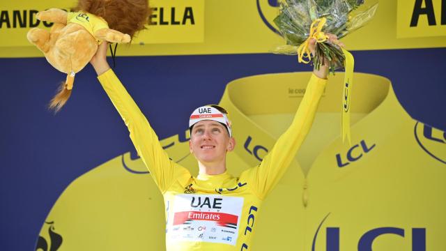 Tadej Pogacar en un podio tras una etapa del Tour de Francia.