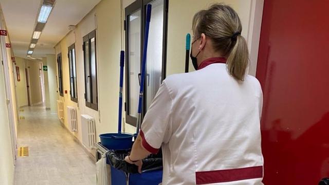 Imagen de archivo de una trabajadora de limpieza