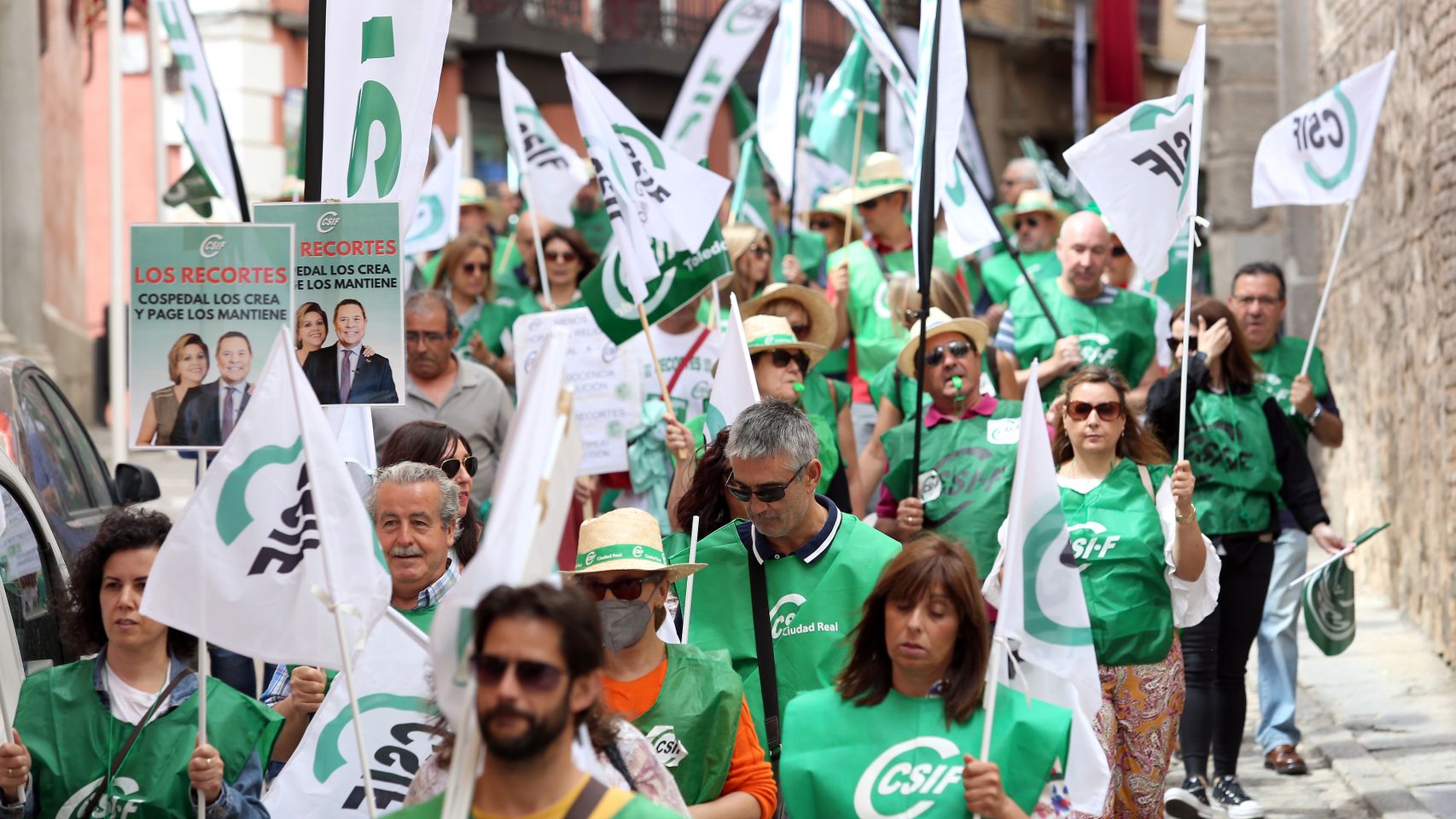 Más de 300 delegados del CSIF recorren las calles de Toledo contra los recortes