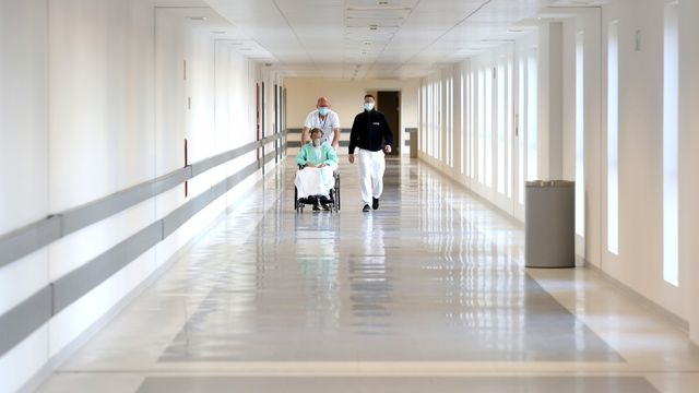 Dos sanitarios acompañan a un paciente en el Hospital Universitario de Toledo.