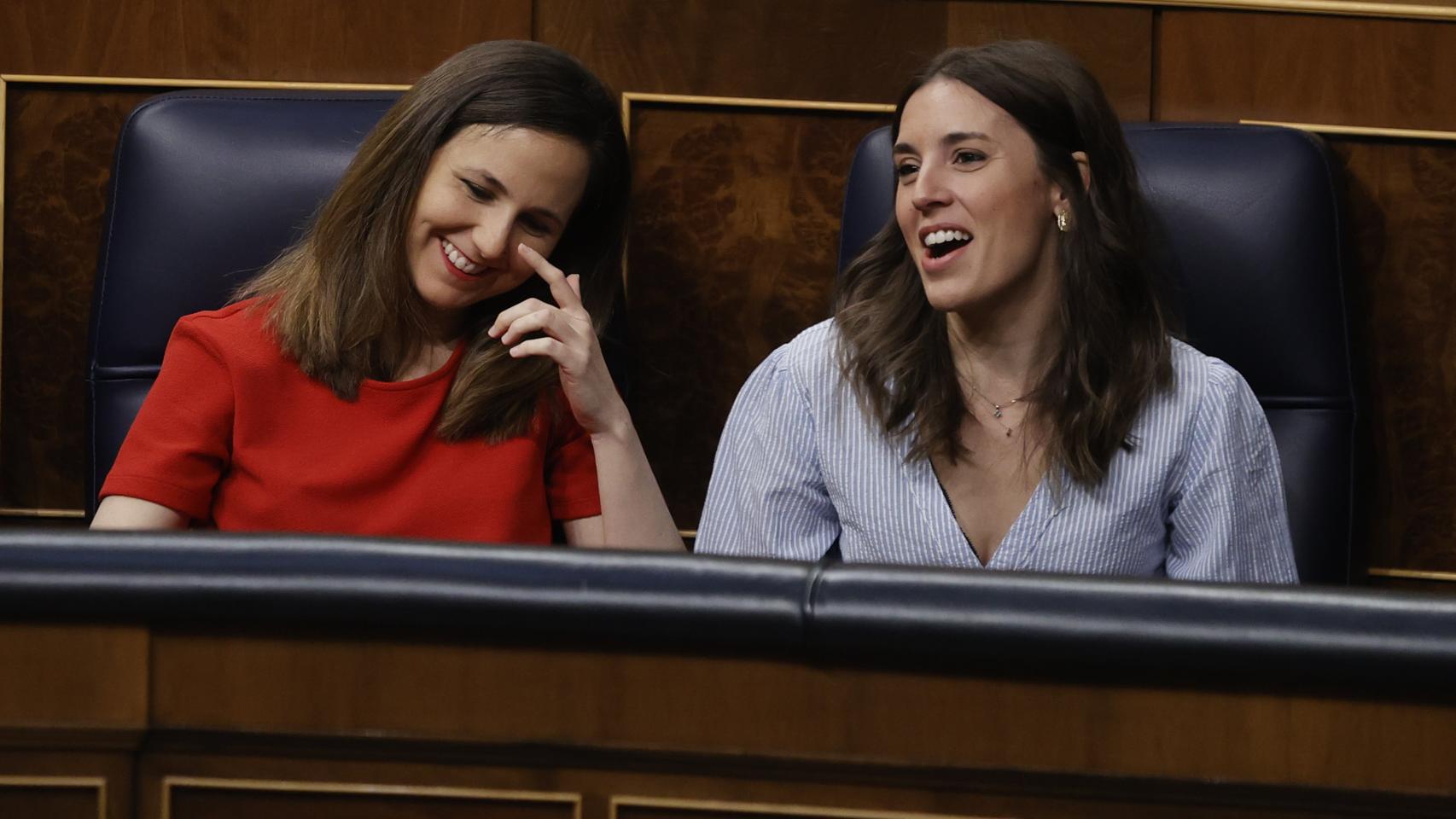 Las ministras de Igualdad, Irene Montero, y de Derechos Sociales, Ione Belarra, este miércoles en la sesión de control.