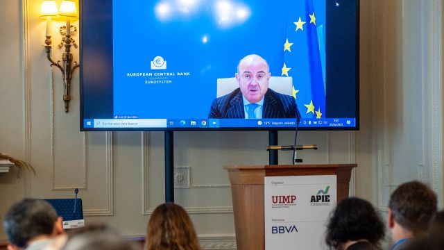 Luis de Guindos, vicepresidente del BCE, interviene por videoconferencia en el curso de la Apie.