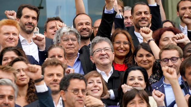 Mélenchon, líder de La Francia Insumisa, rodeado de otros diputados de su formación.