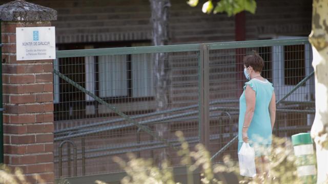 Una familiar de un usuario del centro, en la puerta de la residencia de Las Gándaras en Lugo.