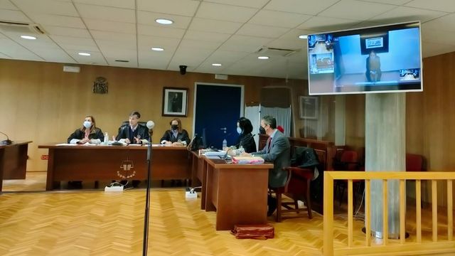 Comparecencia del acusado en los juzgados de Vigo por videoconferencia.