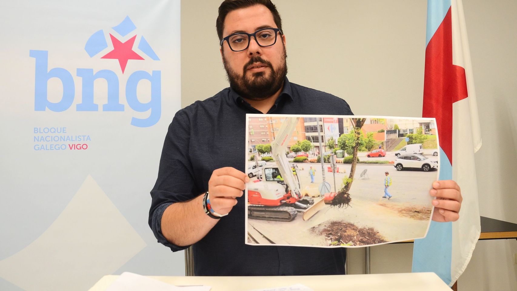 El edil nacionalista Xabier P. Igrexas con una fotografía de la tala en Martínez Garrido.