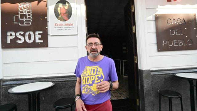 Maikel, el dueño de la taberna que se ubica en la 'Casa del Pueblo', posa en la puerta de su establecimiento.