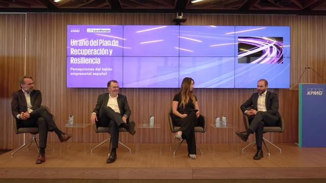 De izquierda a derecha: Francisco Estevan, fundador de Local Europe y tufinanziacion.com; Cándido Pérez, socio responsable de Infraestructuras, Transporte, Gobierno y Sanidad de KPMG en España; Esther Molina, periodista y Fernando Benito, director de Transformación de Pymes de Banco Santander.
