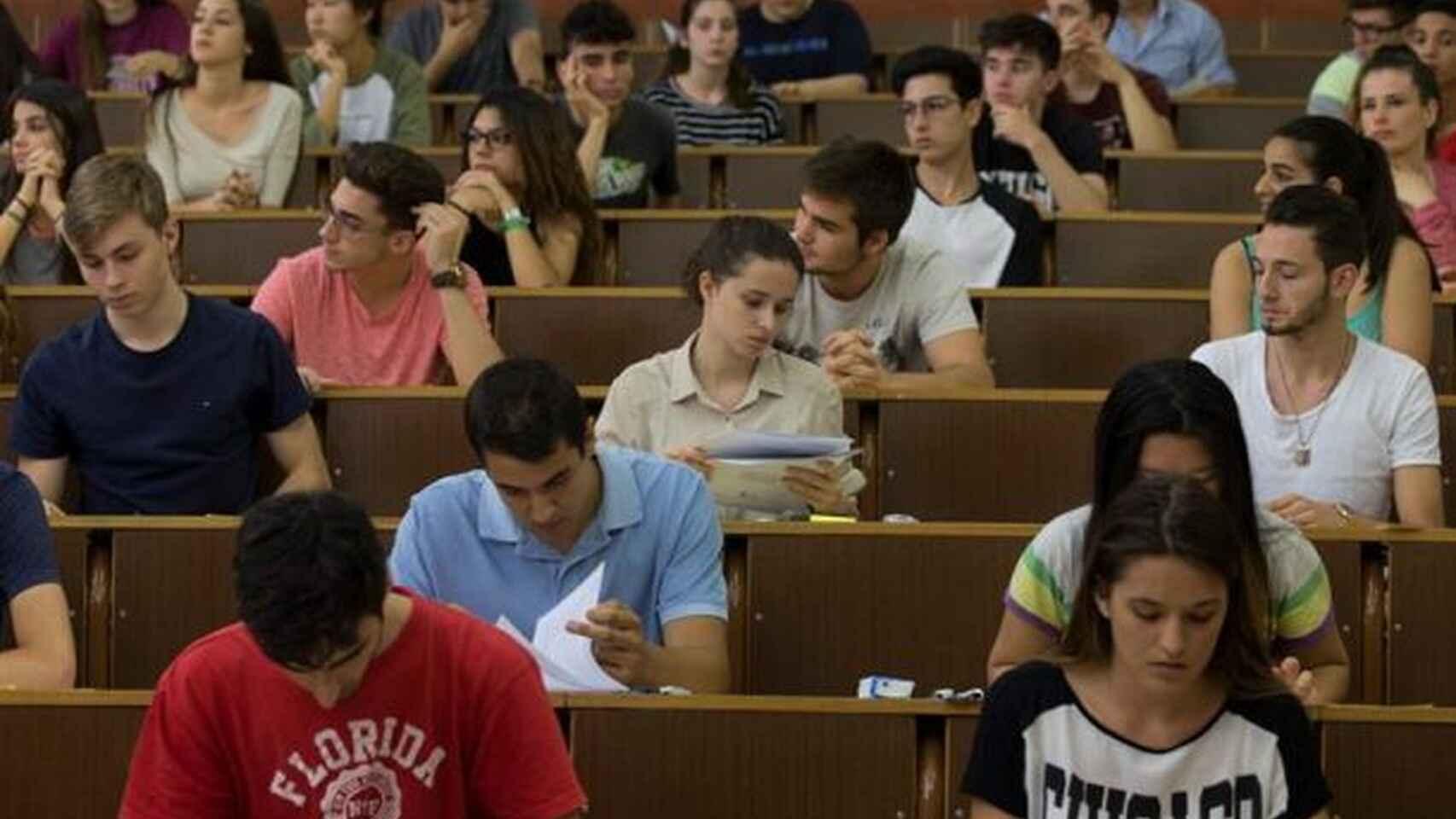 Alumnos realizando la Selectividad