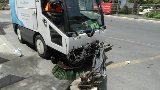 Una de las barredoras encargadas del servicio especial de Hogueras.