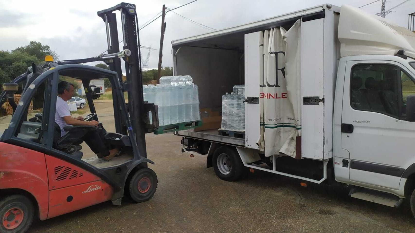 Reparto de agua embotellada a los pueblos afectados por el incendio de la Sierra de la Culebra
