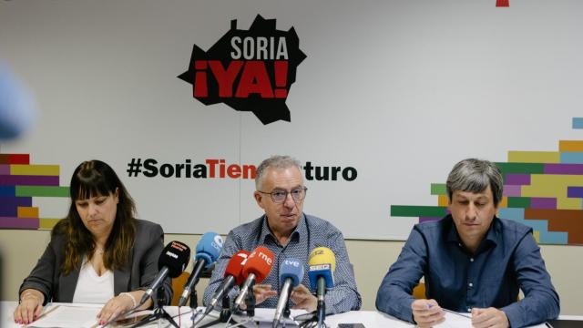 Los procuradores de Soria ¡Ya! Vanessa García ; José Ángel Ceña y Juan Antonio Palomar durante una rueda de prensa.