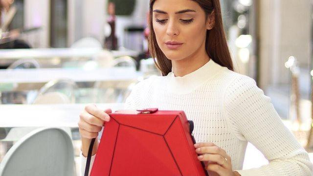 Uno de los bolsos de María Rondón.