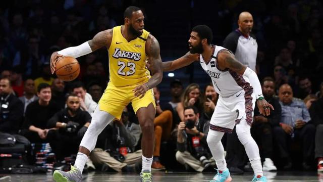 LeBron James defendido en una jugada por Kyrie Irving