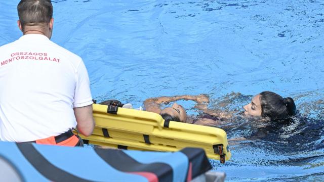 Secuencia del rescate de Anita Álvarez en los Mundiales de Natación 2022